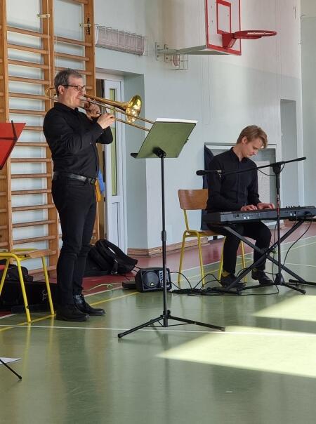 KONCERT MUZYCZNY - WYLECIAŁ PTASZEK Z ŁOBZOWA-MUZYKA NASZYCH DZIADKÓW