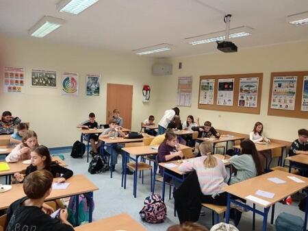 KLASA 5B UCZCIŁA DZIEŃ GRECKI